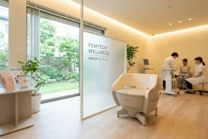 ペルーナ骨盤底筋トレーニングチェアを導入したフェムテッククリニックの内装イメージ。医師と患者が診察を受けており、収益向上につながる機器として紹介されている。