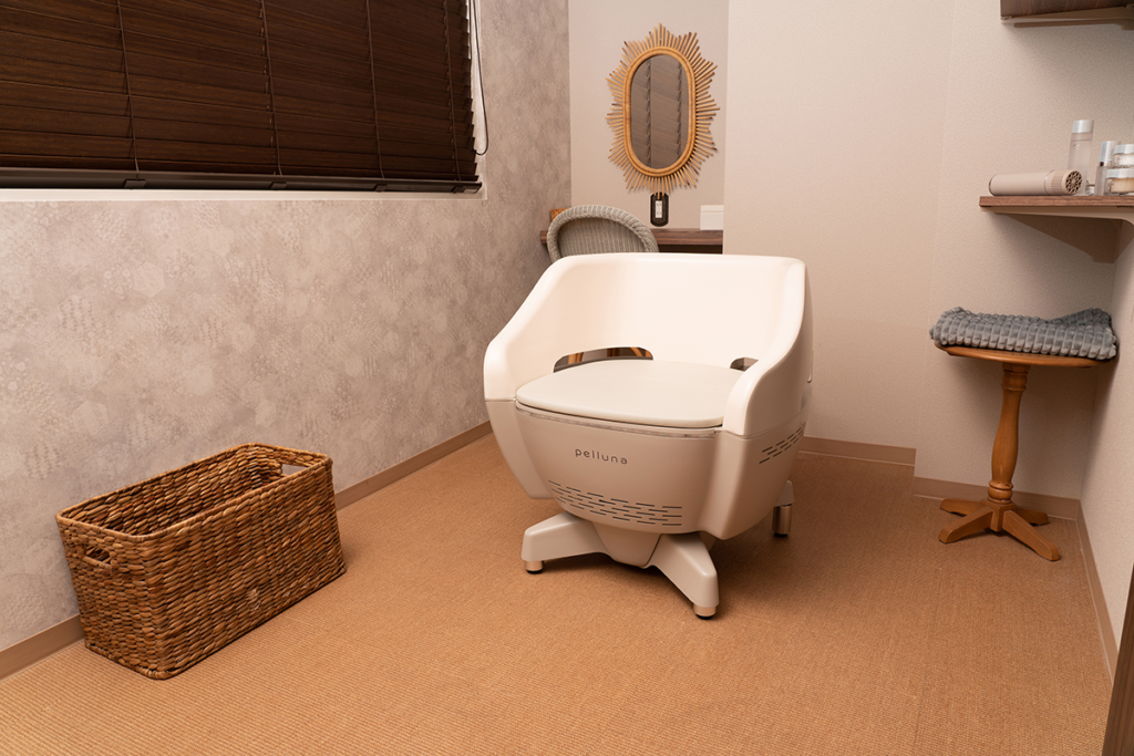 サロンに設置されたペルーナの設置風景写真